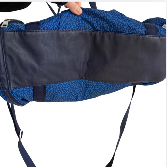 Lululemon Run Ways Duffle Gym Bag Large Blue Mosaic With Strap - Picture 4 of 10